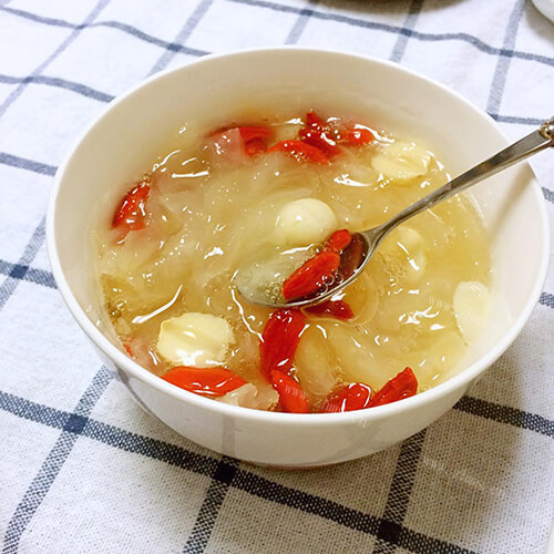 可口的莲子百合银耳羹