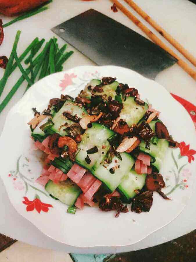 美味的爽口黄瓜火腿卷做法图解3)