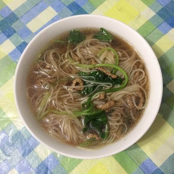 美味的黑木耳瘦肉面条