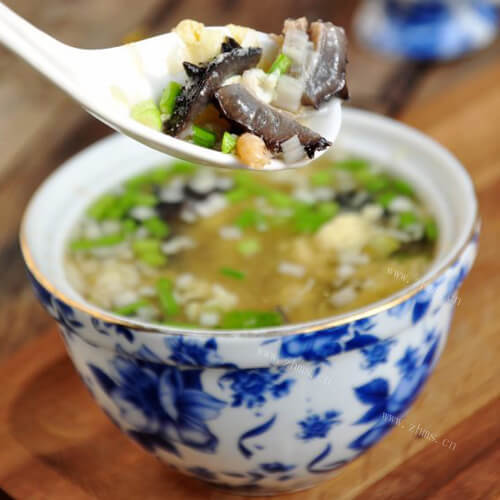 美味的酸辣海参汤