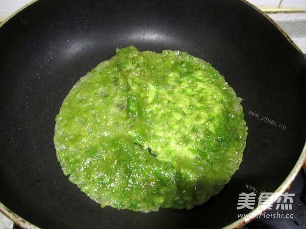 美味的香菜土豆翡翠饼做法图解7)