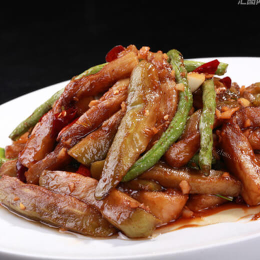 美味的茄子豆角焖腊肠