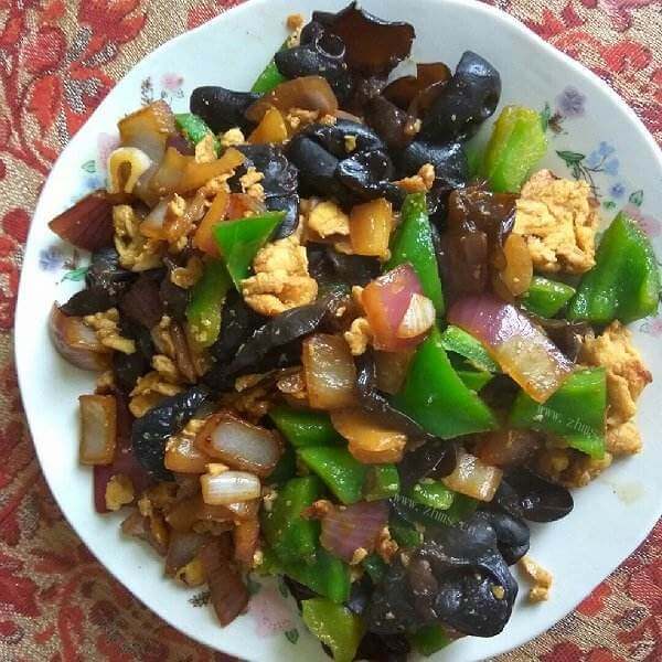 可口的木耳洋葱黄瓜炒肉片