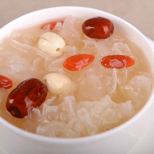 美味的莲子银耳雪梨粥