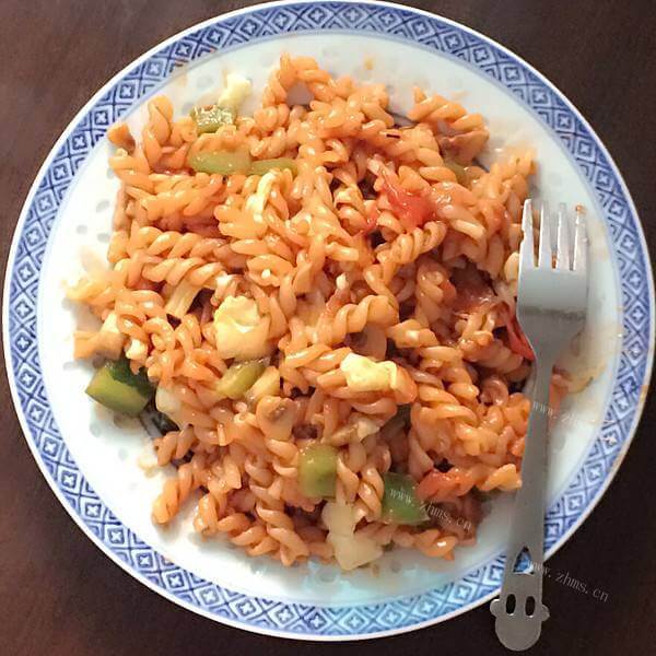 好吃的咖喱鸡肉螺旋意面