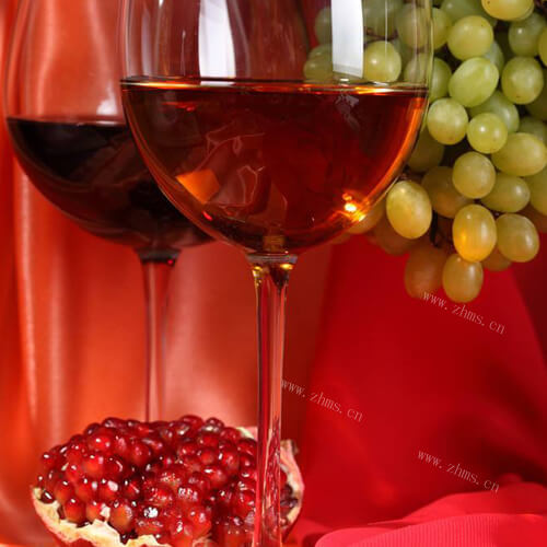 可口的朗姆酒泡石榴