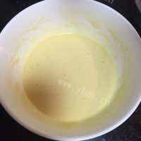 美味的豆沙鸡蛋卷做法图解3)