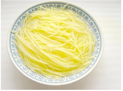 自制酸辣土豆丝做法图解2)