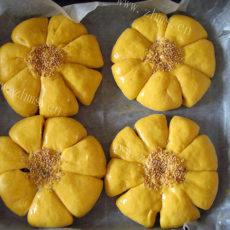 好吃好看的椰蓉花朵造型面包
