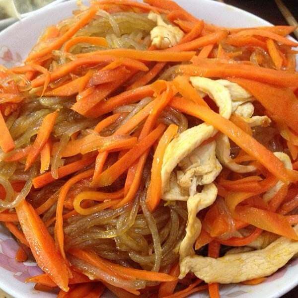 可口的肉丝炒鲜粉条