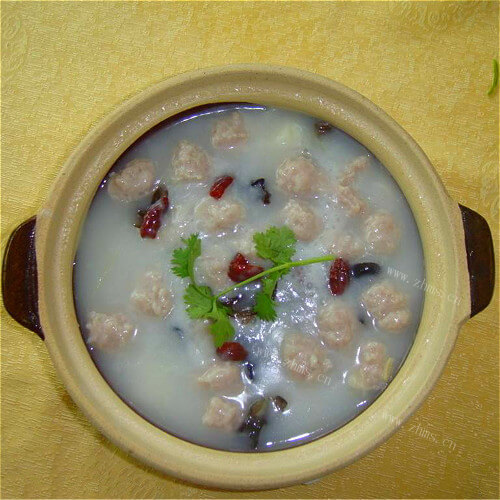 美味的薏米丸子蔬菜粥