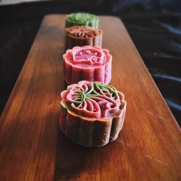 香甜的彩色桃山皮月饼
