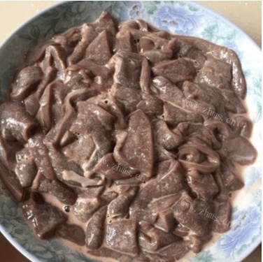 营养丰富的猪肝豆腐汤做法图解4)