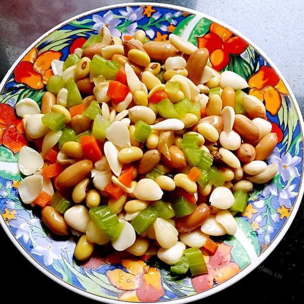 好吃的芹菜花生米拌黄豆