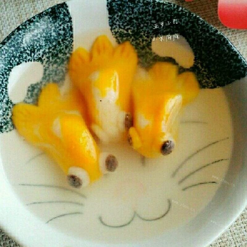漂亮的彩色金鱼汤圆
