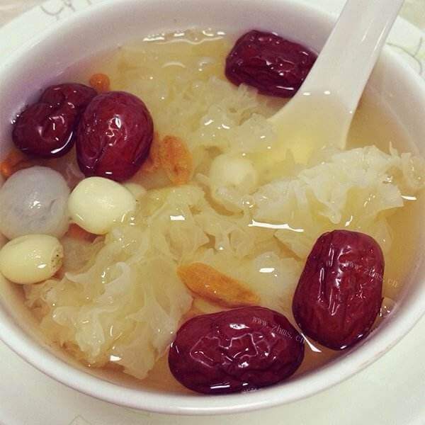 营养的莲子雪梨银耳糖水