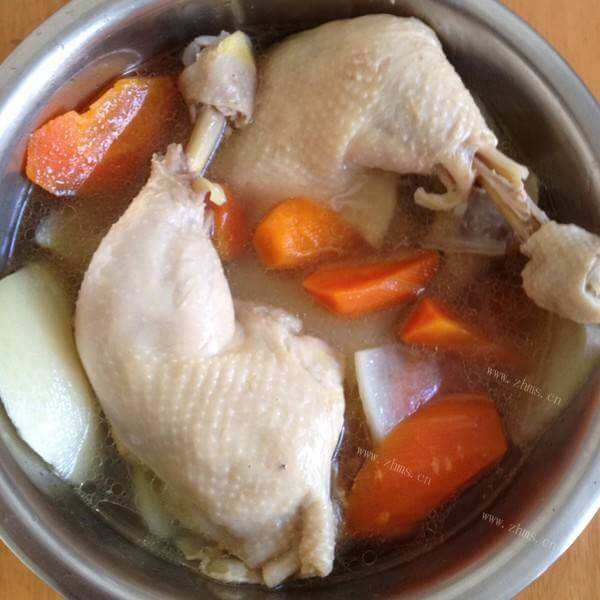 美味的红枣银耳煲鸡汤