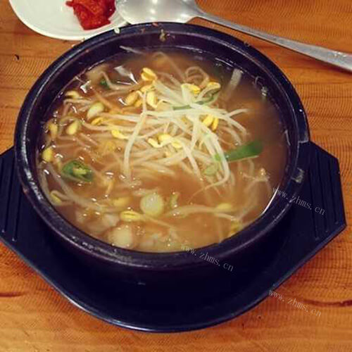 美味的排骨炖豆芽