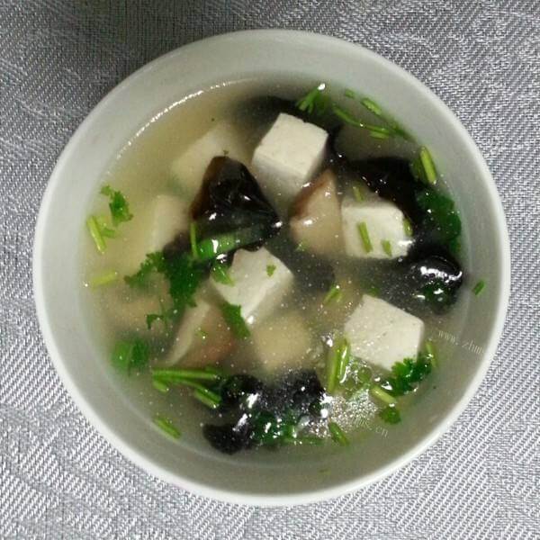 可口的炸肉豆腐汤