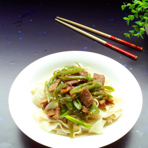 好吃的青椒炒肉盖浇面