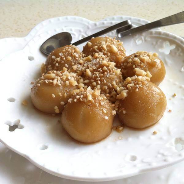 美味的汤圆滚黄豆糖粉