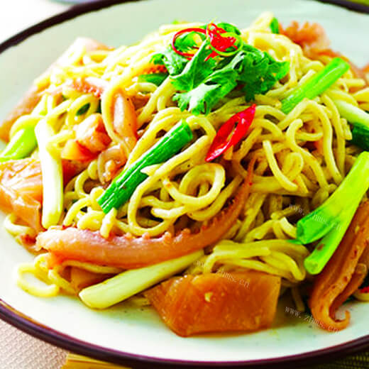 美味的香辣鱿鱼炒面
