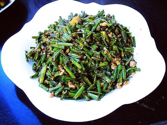美味的肉沫煸豇豆做法图解6)