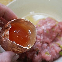 美味的咸蛋蒸肉饼做法图解3)