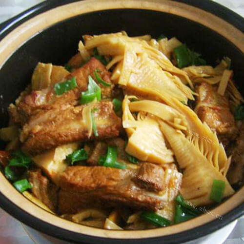 美味的腊肉汤炖春笋