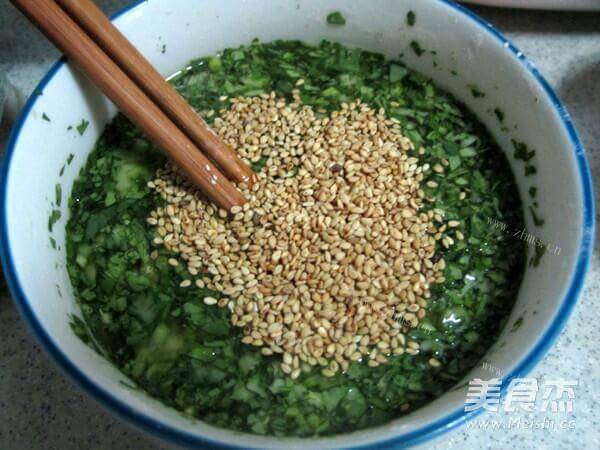 美味的香菜土豆翡翠饼做法图解5)