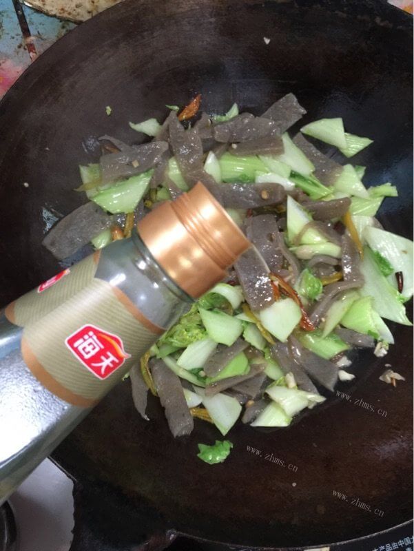 开胃泡椒白菜梗炒魔芋做法图解5)