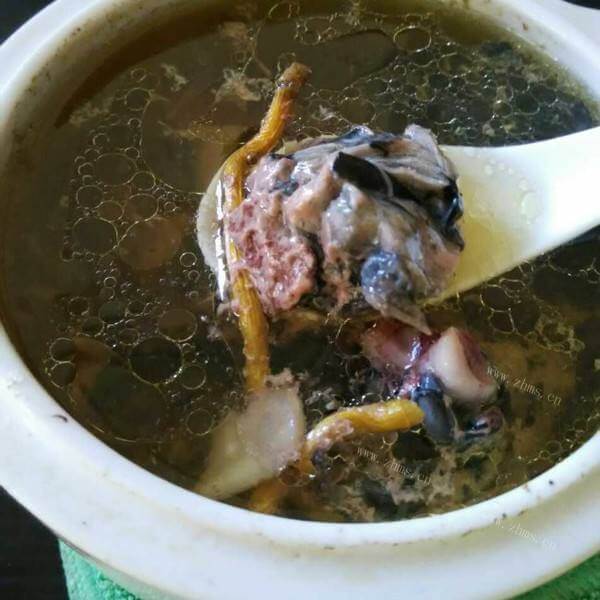美味的红参根筒骨汤