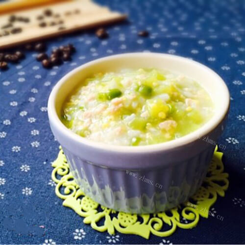 美味的青豆瘦肉小米粥 