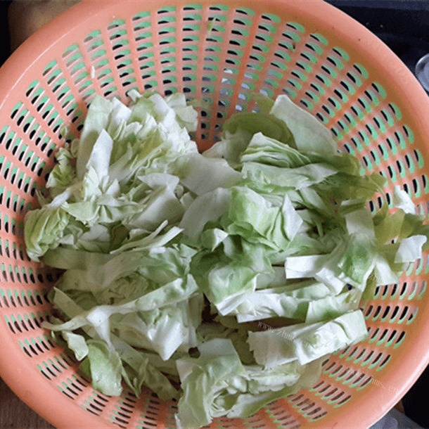 家常菜胡萝卜炒包菜做法图解1)