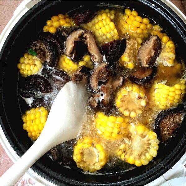 美味的香菇玉米老鸡汤