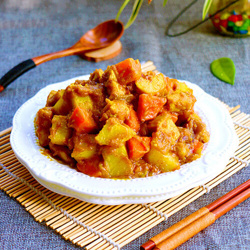 美味的咖喱油土豆鸡腿肉