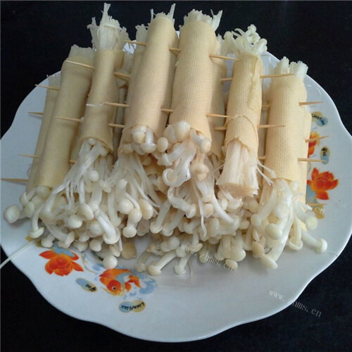 美味的金针菇干豆腐卷