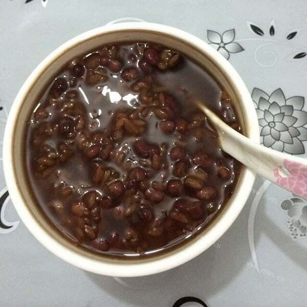 美味的姜枣红糖糯米粥