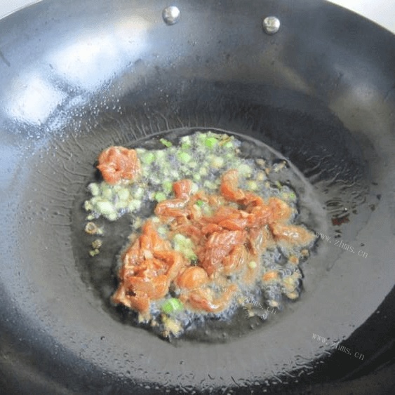 美味的酸菜肉丝面做法图解6)