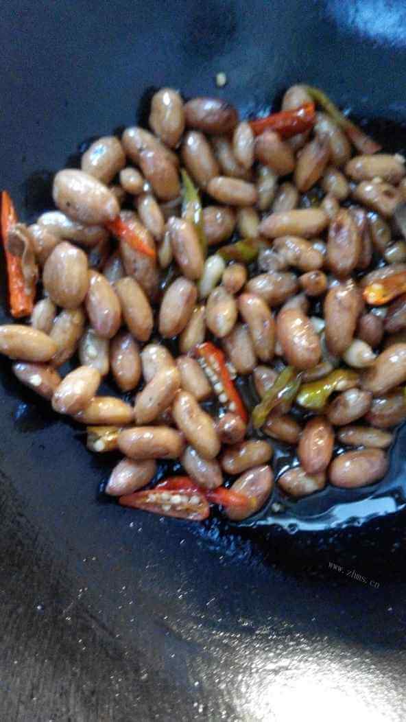 美味的炒嫩花生做法图解5)