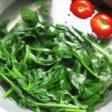营养丰富的野菜热汤面做法图解2)