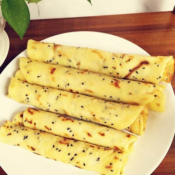 美味的香酥黑芝麻蛋卷 