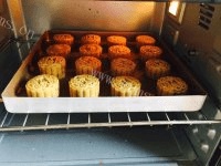 甜酥的中秋蛋黄月饼做法图解7)