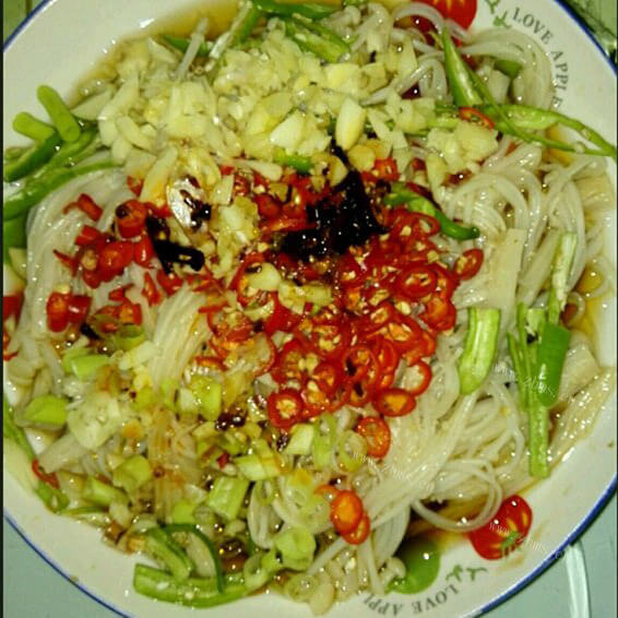 美味的热拌银针菇