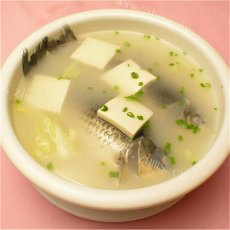 美味鲫鱼豆腐芫荽汤