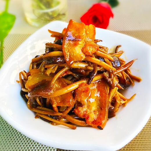 好吃的茶树菇焖五花肉