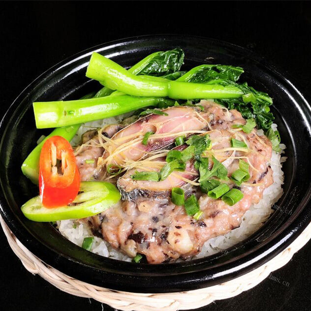 美味的肉饼咸蛋煲仔饭