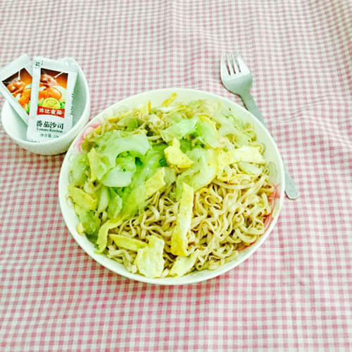 美味的包菜蛋炒细面