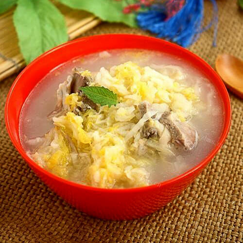 美味的羊小排炖酸菜