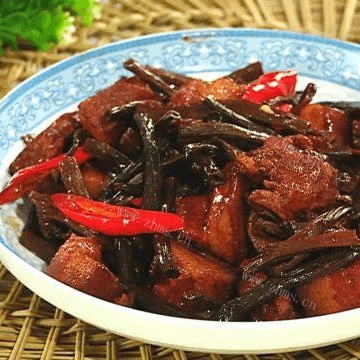 家常菜茶树菇烧五花肉